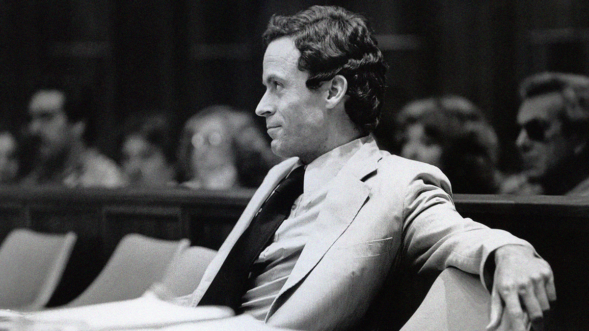 bunkercanal's tweet photo. 1. o assassino fez a sua própria defesa no tribunal

formado em direito, ted bundy optou por ser o seu próprio advogado de defesa em alguns dos julgamentos que enfrentou. com uma eloquência característica de políticos, o serial killer fez de tudo para tentar se provar inocente https://t.co/dsOy12PCyv
