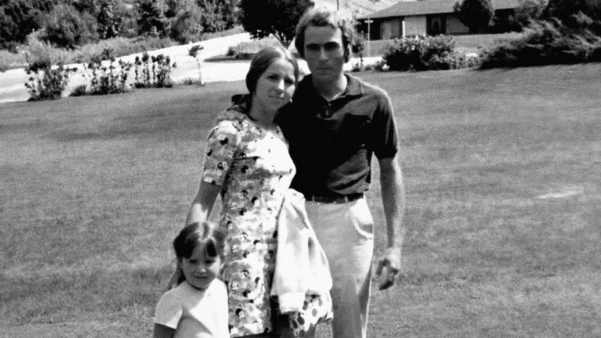bunkercanal's tweet photo. 2. ted confessou à namorada que tentou matá-la

mesmo tendo assassinado pelo menos 30 mulheres nos anos 70, o serial killer parecia levar uma vida normal com liz kloepfer, sua namorada na época. em 1978, quando ted foi preso, liz o questionou: “você tentou me matar alguma vez?" https://t.co/bp04teNsPa