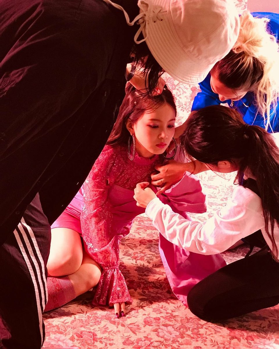 FLYHAYI's tweet photo. Sinxity released more photos from Lee Hi's unreleased album that supposed to come out in January 2018 💔 https://t.co/XO2mcLdx24