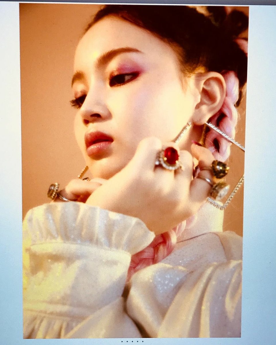 FLYHAYI's tweet photo. Sinxity released more photos from Lee Hi's unreleased album that supposed to come out in January 2018 💔 https://t.co/XO2mcLdx24