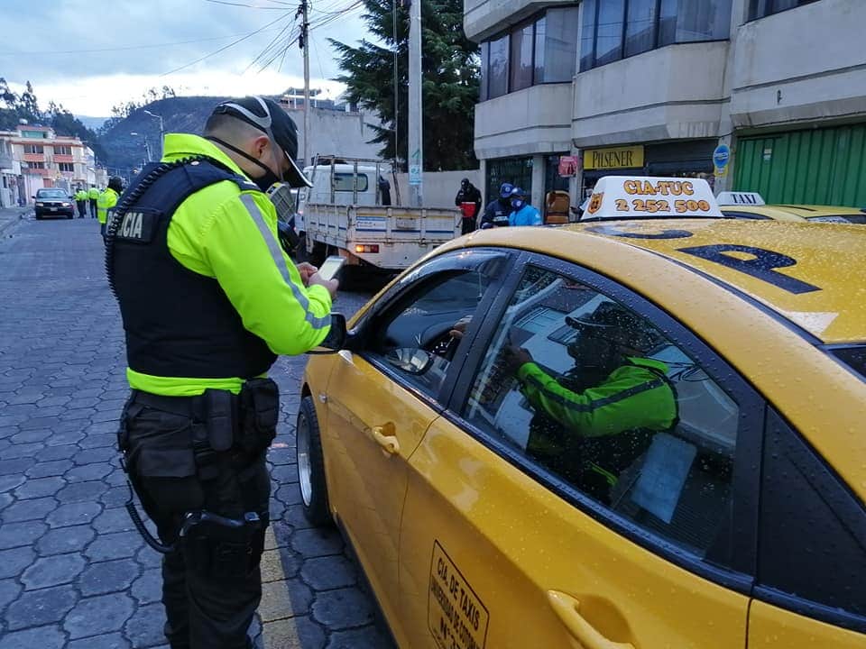 Gober_Cotopaxi's tweet photo. Por disposición del Gobernador de la provincia @GHector_Oficial, se desarrolla en la ciudad de #Latacunga un operativo de control de verificación de precios y productos caducados a través de la Intendencia y Comisaría Nacional.
Además con la @PoliciaEcuador y Agentes de Control https://t.co/39U7Jb17fZ