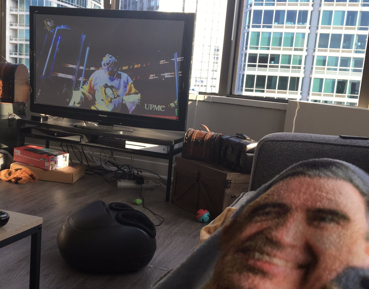 aaronXowen's tweet photo. @PensLive Greetings from Chicago! #PensLive https://t.co/UoKZn8makh