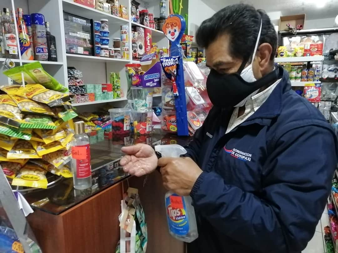 Gober_Cotopaxi's tweet photo. Bajo la coordinación del gobernador @GHector_Oficial, se desarrollaron operativos de verificación de precios, productos caducados, uso de mascarilla y documentos habilitantes de circulación en varios sectores estratégicos de la ciudad de #Latacunga. 

#TrabajamosPorTuSeguridad https://t.co/DIgVYqjkFe