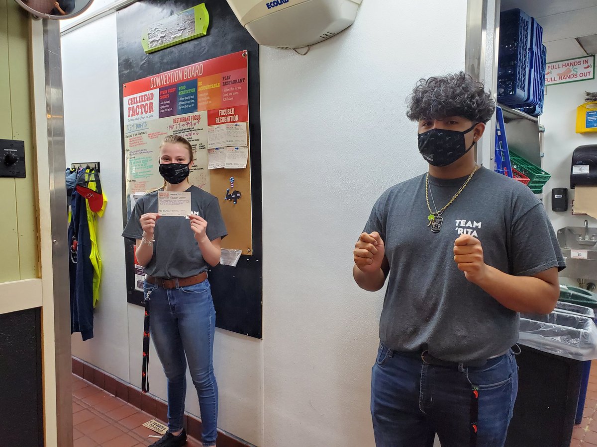 Mercedes_C15's tweet photo. Haylee is training Marc in To Go &amp; lead by example by executing the system. Thank you for #makingeveryguestcount @c_2wood @BeechKarly @bob_ortolan @jchavi10_ #chilisbaycity https://t.co/e3oygy5aev