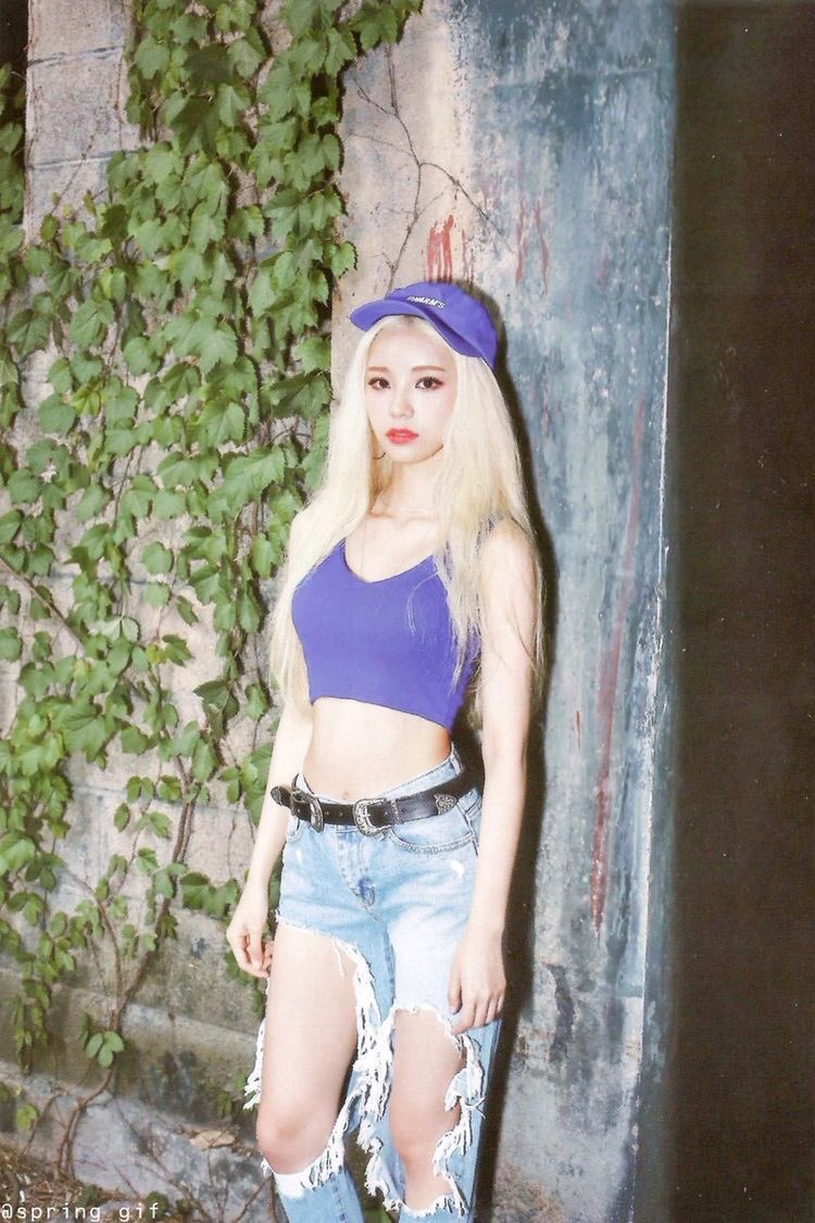 THIS sitr outfit and jinsoul in black graphic t-shirts