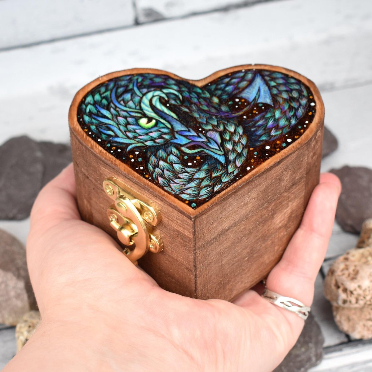 ukSarahDesigns's tweet photo. I’ve been busy with a few lovely entries for the next @acegifts market! #pyrography #woodburning #pyrographywithcolour https://t.co/ToDZmkbfoB