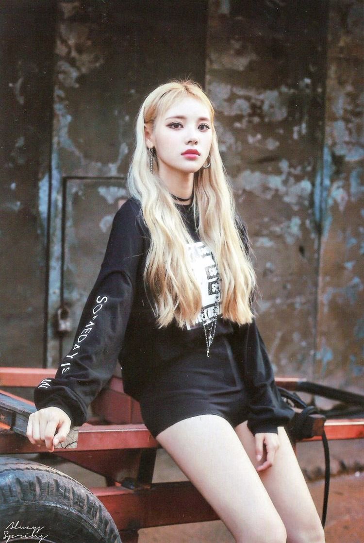 these outfits were iconic also JINSOUL HOOP EARRINGSSSS