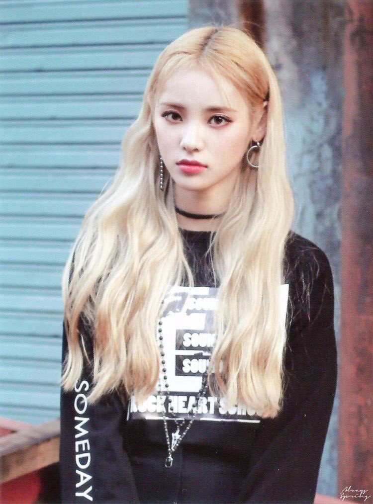 these outfits were iconic also JINSOUL HOOP EARRINGSSSS