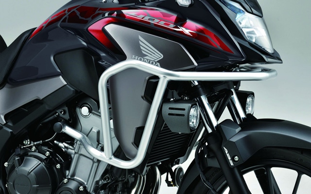 とろはち Cbr 400x 純正のパイプガード 写真左 純正フォグランプを取り付けるのに必要なパーツですが エンジンガードの役割はまったく果たせないらしく 写真右の デイトナ製ガードに変更したいのだけれど 問題は純正フォグランプが