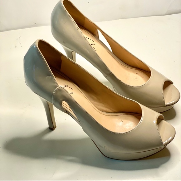 TraceyBrasel's tweet photo. So good I had to share! Check out all the items I'm loving on @Poshmarkapp #poshmark #fashion #style #shopmycloset #marcfisher #moshitacouture #tommyhilfiger: https://t.co/VdnfunLFSx https://t.co/M5sEGbISEq