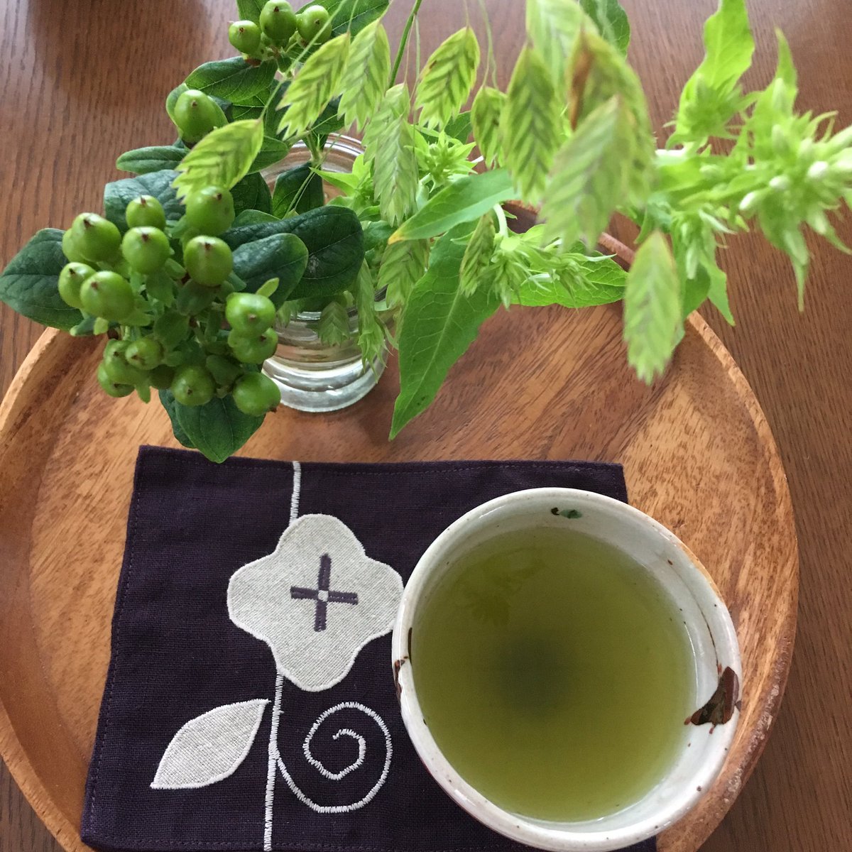 suzukiruruko's tweet photo. #朝のお茶
新しい葉っぱ届いた😆 #FlowerKitchen のグリーンブーケだよ。写真にはないけど今回は紫のスターチスも入ってた。前に夫が道端で摘んできた小判草も入ってる。あれってオシャレな草だったんだ…😳
皆さま今日も素敵な一日を！ https://t.co/1Ud09vF8Pm