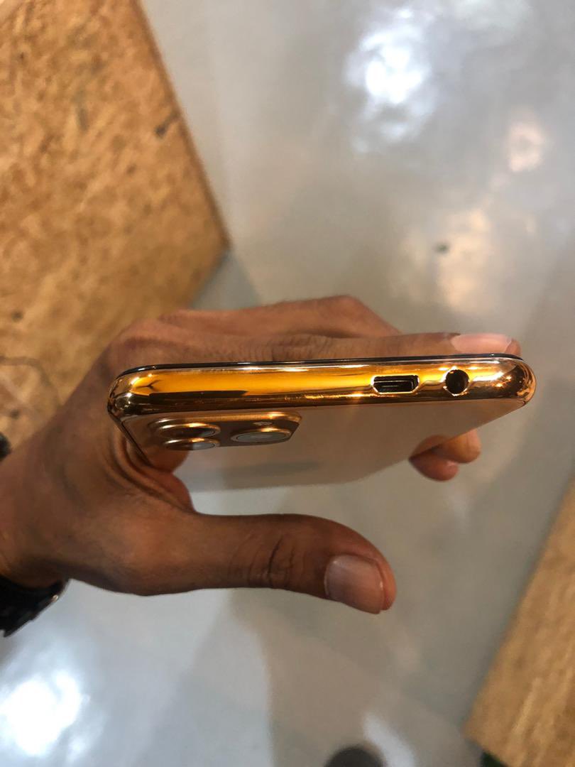 thefaizzainal's tweet photo. Semalam ada seorang pengguna yang pelik dengan iPhone 11 Pro yang dibeli dengan harga RM6,000 dari orang lain.

Bila dia tunjuk je panel belakang, dalam hati dah boleh agak kena tipu. Berhati-hati beli iPhone pada penjual di luar. https://t.co/wCV5PbJ7FY