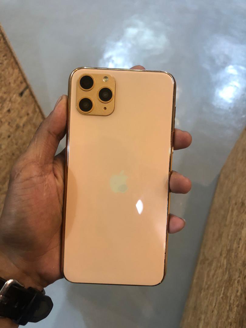 thefaizzainal's tweet photo. Semalam ada seorang pengguna yang pelik dengan iPhone 11 Pro yang dibeli dengan harga RM6,000 dari orang lain.

Bila dia tunjuk je panel belakang, dalam hati dah boleh agak kena tipu. Berhati-hati beli iPhone pada penjual di luar. https://t.co/wCV5PbJ7FY