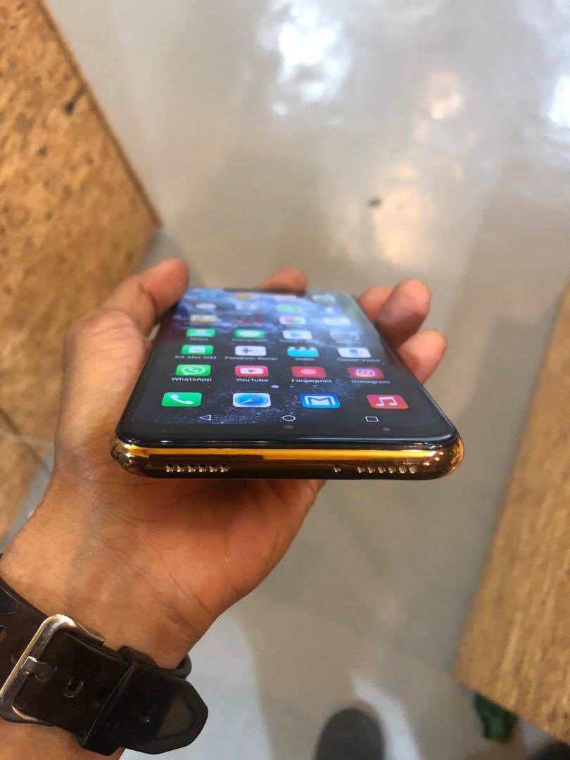 thefaizzainal's tweet photo. Semalam ada seorang pengguna yang pelik dengan iPhone 11 Pro yang dibeli dengan harga RM6,000 dari orang lain.

Bila dia tunjuk je panel belakang, dalam hati dah boleh agak kena tipu. Berhati-hati beli iPhone pada penjual di luar. https://t.co/wCV5PbJ7FY