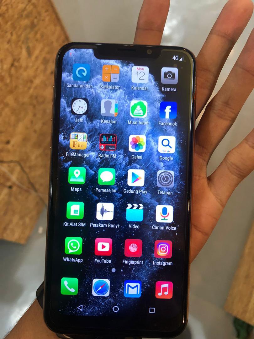 thefaizzainal's tweet photo. Semalam ada seorang pengguna yang pelik dengan iPhone 11 Pro yang dibeli dengan harga RM6,000 dari orang lain.

Bila dia tunjuk je panel belakang, dalam hati dah boleh agak kena tipu. Berhati-hati beli iPhone pada penjual di luar. https://t.co/wCV5PbJ7FY