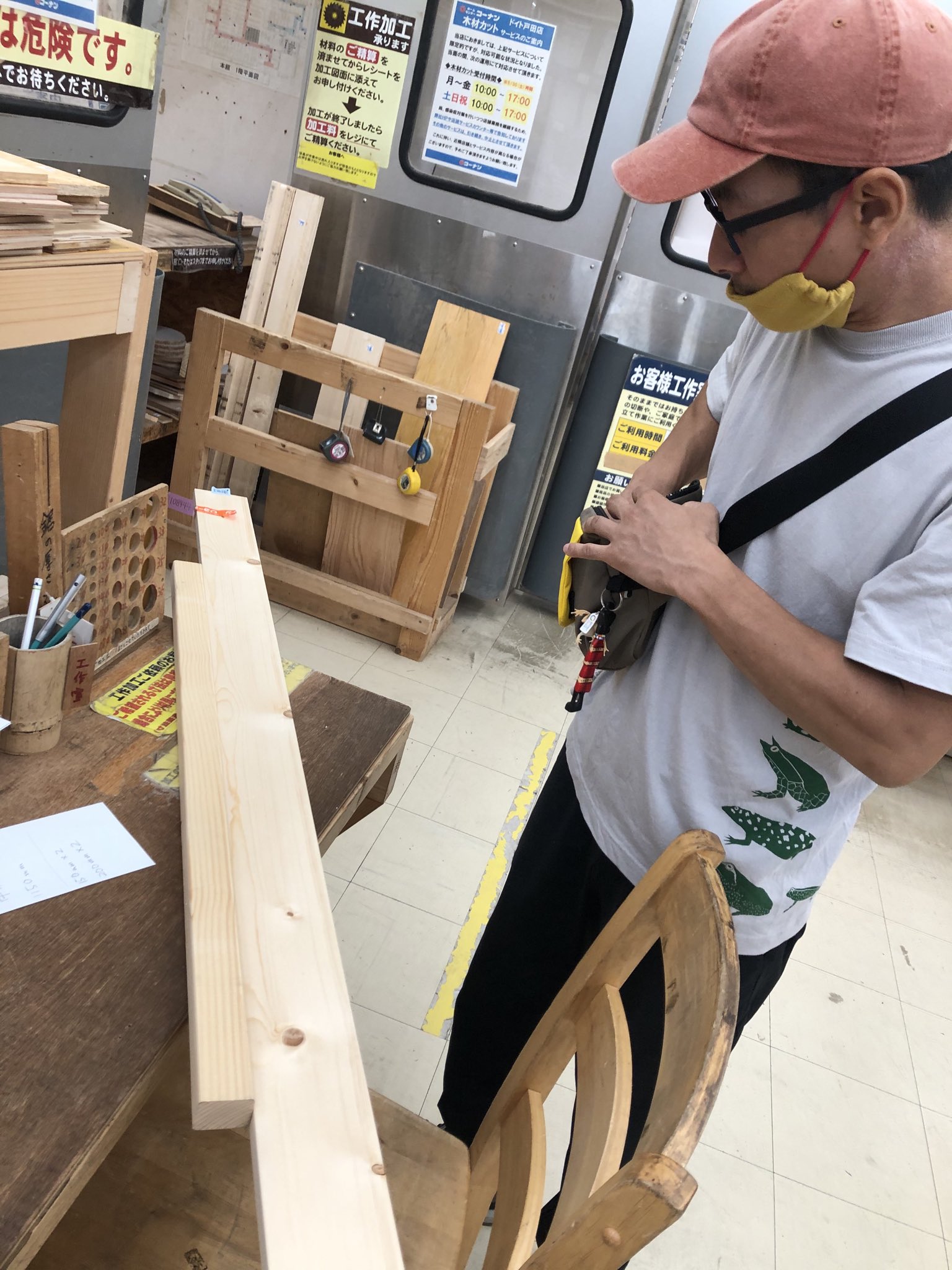 宮下藍 なかむらあい ホームセンターは8 30からやってます 自宅の棚を作るために 木材を買いに来た 自分の部屋の小部屋づくりに余念がありません この板 自転車に乗せて持って帰るんだって ドゥイットユアセルフ ドイト