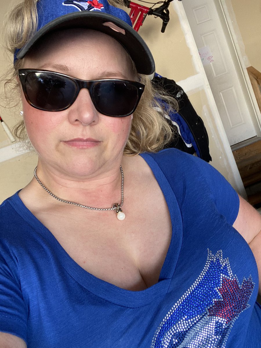 ShalaSweet1's tweet photo. Itโs hard to show all the @BlueJays gear Iโm repping when the selfie arm only goes so far ๐คทโโ๏ธ #openingday2020 @thehazelmae #selfieproblems #WomenInBaseballWeek #baseballwomen #womeninsport https://t.co/WpMlZRxvQw