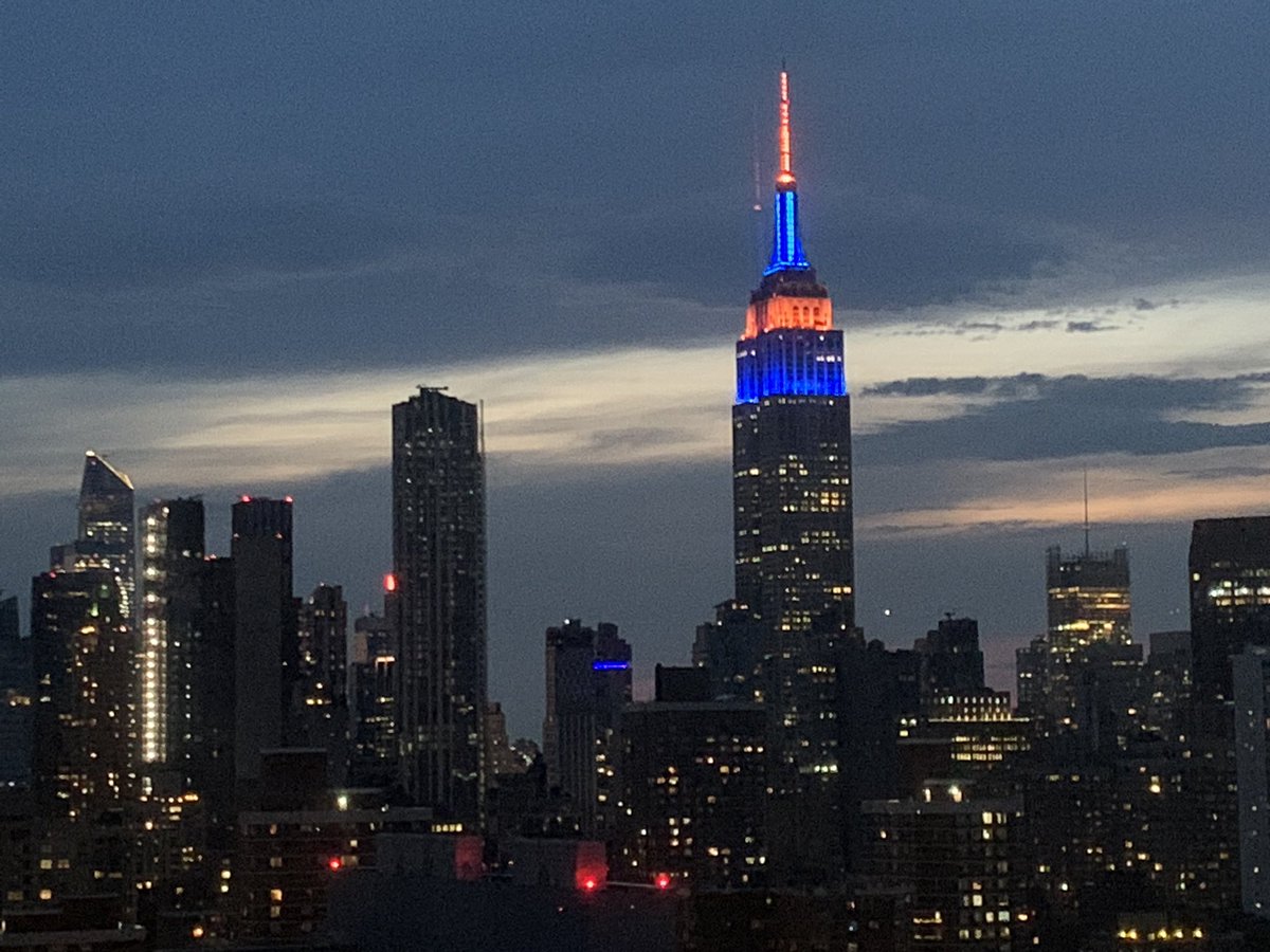 timbhealey's tweet photo. The Empire State Building is lit up blue and orange in honor of the Mets’ home opener tomorrow. https://t.co/xU4BIKAFGP