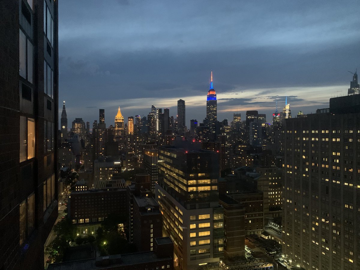 timbhealey's tweet photo. The Empire State Building is lit up blue and orange in honor of the Mets’ home opener tomorrow. https://t.co/xU4BIKAFGP