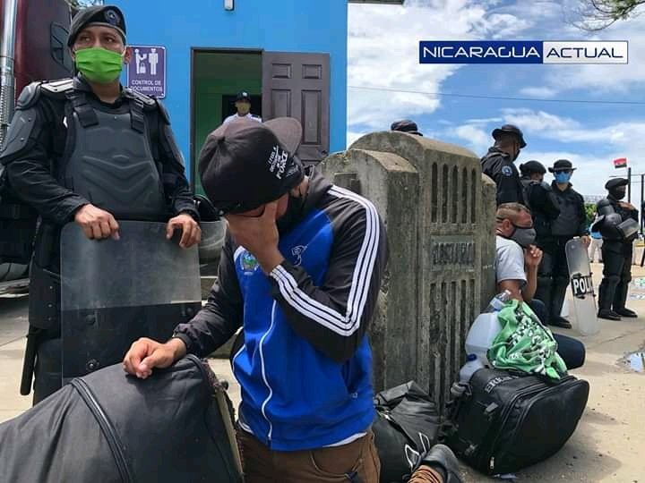 ChulitoNica's tweet photo. Avanza la desesperación de los Nicaraguenses varados en peñas Blancas, entre agustia, Hambre, y de bajo del sol Ellos exigen la entra a su "Patria"  en #SOSNicaragua. https://t.co/P7h0huuBZW