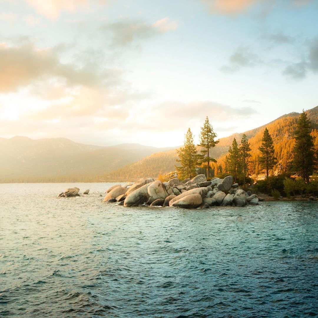 EverydayCa's tweet photo. The afternoon glow over perhaps the finest lake this state of ours has to offer. PC: @nickfjord #rootedinadventure #everydaycalifornia https://t.co/dNrqQ9LkAc