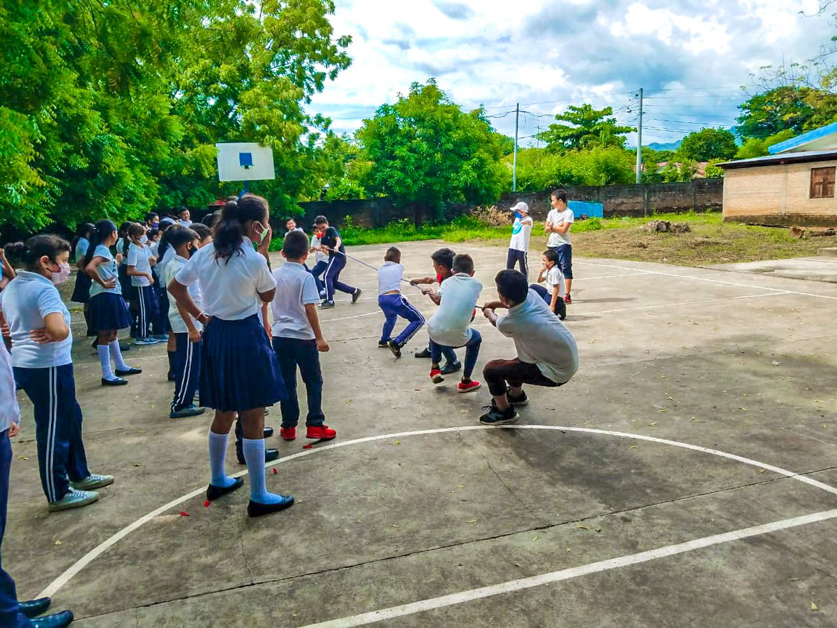fsln_leon's tweet photo. En un ambiente cargado de cultura y entusiasmo, jóvenes estudiantes del turno Vespertino en los distintos Centros Educativos de nuestro Municipio celebran el Día del Estudiante, con declaraciones de poemas, lecturas, juegos tradicionales y competencias deportivas.

#FSLNLeón https://t.co/rm9Zx8Dk3T