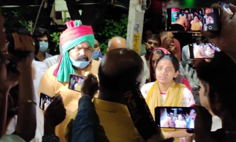 ManojSinghKAKA's tweet photo. कानपुर मे चमन यादव के एकलौते पुत्र संजीत यादव को अपहरणकर्ताओं ने अपहरण के बाद हत्या कर दिया और @Uppolice हाथ हाथ रखकर तमाशा देखती रही हद तो ये है कि अपहरणकर्ताओं ने हत्या के बाद पैसे भी ले लिये पर पुलिस कुछ नही कर पायी उल्टे पैसे के बैग चिन्हित स्थान पर दे आयी @ndtv https://t.co/GF3WJoPi0U