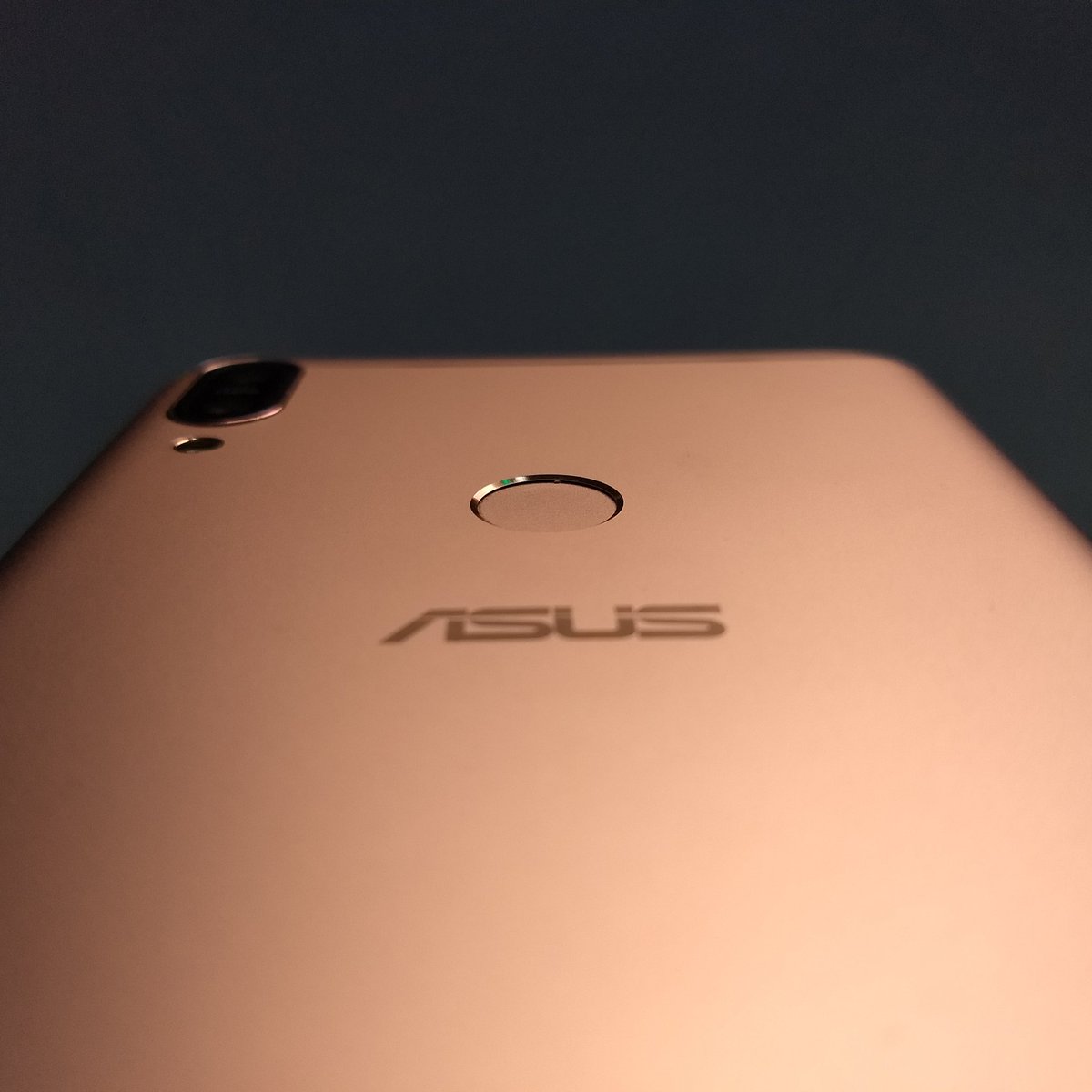 AndroidMember's tweet photo. Guess the name of this smartphone from #ASUS ? 

( 📸Shot on @Moto G5+ @motorolaindia ) https://t.co/6VAcrKsxpK