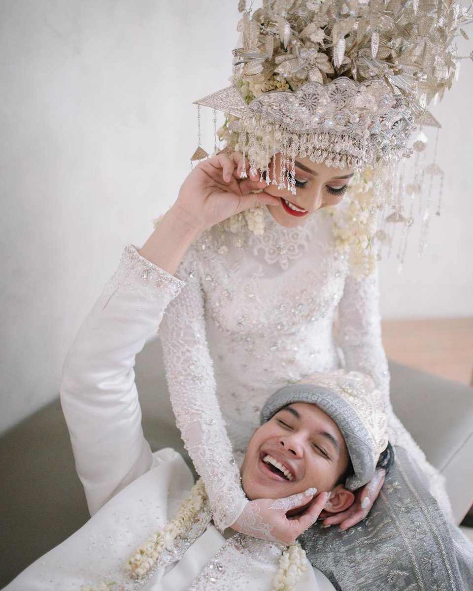 Niisss16_'s tweet photo. Ketika engkau menjaga diri, di saat yang sama, di tempat lain jodohmu pun menjaga diri, hingga nanti bertemu di saat dan cara yang paling berkah 🖤
@rey_mbayang @dindahw💍
Uwuuu Couple😍
#Reydinda #Wedding #taaruf #ceritarein #eidein #reymbayang #dindahauw #couple #uwuuu https://t.co/WPe0CtkEEZ
