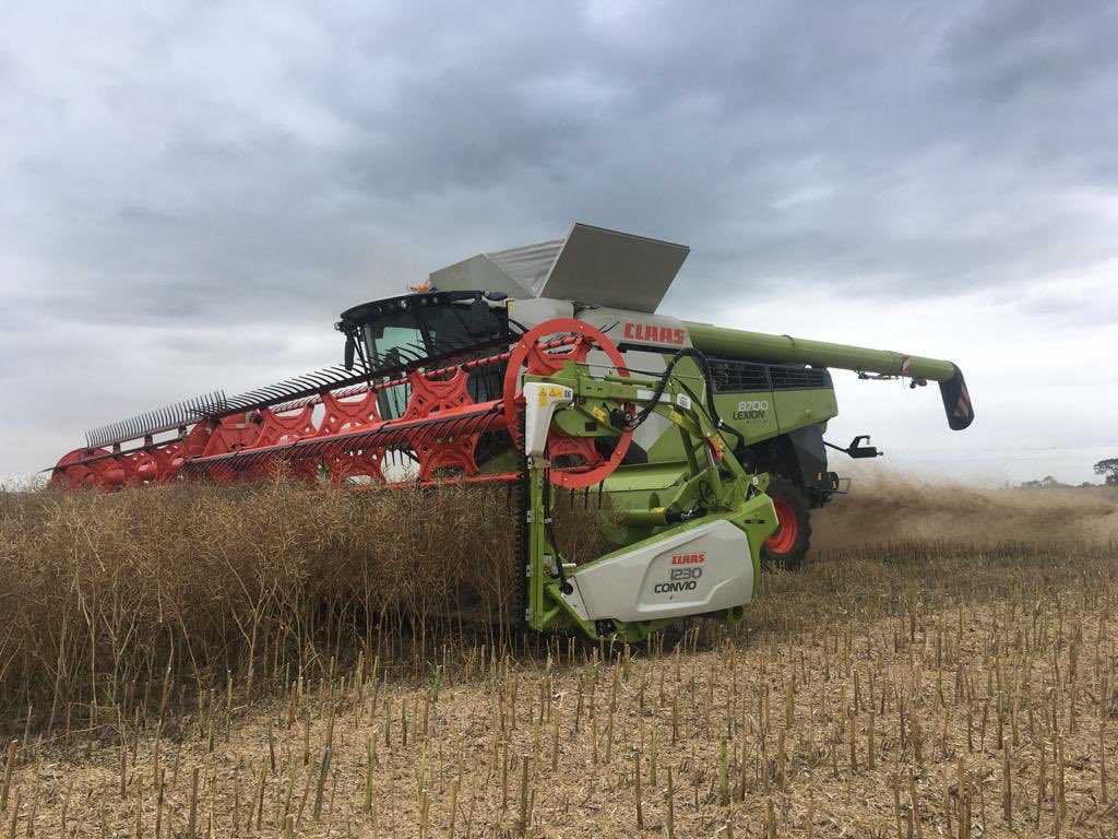 CLAAS_Eastern's tweet photo. New CLAAS LEXION 8700TT with Convioflex 1230 installed in North Lincolnshire under some moody skies
#Synflow #Accelerated_Pre_Separation
#Hybrid #755mm_Cylinder #2x4.2m_rotors
https://t.co/jMhqpq8TcW https://t.co/Alin25vs8A