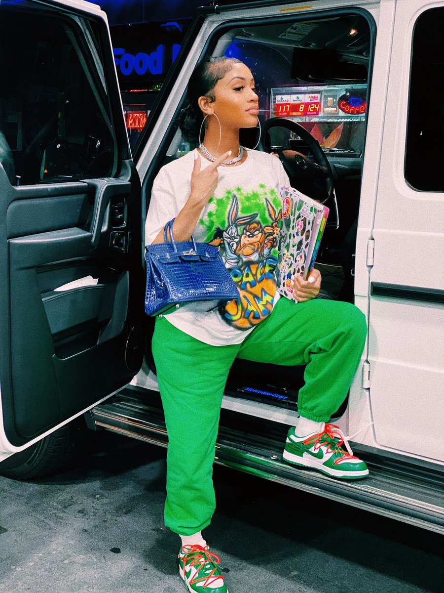 Saweetie's tweet photo. basically https://t.co/vvzgfpZNTm