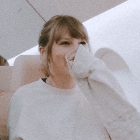 RockstarSwiftie's tweet photo. #Folkore is music at its finest. Every track makes you 🥺 #folkloreTonight #folkloreoutnow https://t.co/3CI4r7IVsj