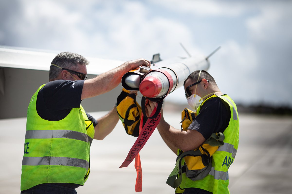 DefenceAust's tweet image. Air-sea integration is key to Joint Operations within #YourADF. Here our Joint Task Force conducts advance air-sea integration training in the Pacific with the maritime and air task groups. Learn more ➡️ bit.ly/rpdraaf

#DefenceCapability #PositionedForSuccess