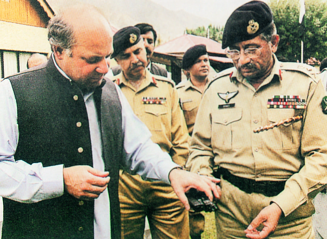 3/ So, to fill his void, Nawaz Sharif appointed his close aid Parvez Musharraf as Army chief avoiding other two contenders who were the line to become the next army chiefs. Many of the ministers weren't happy with this decision but couldn't help but to follow orders.