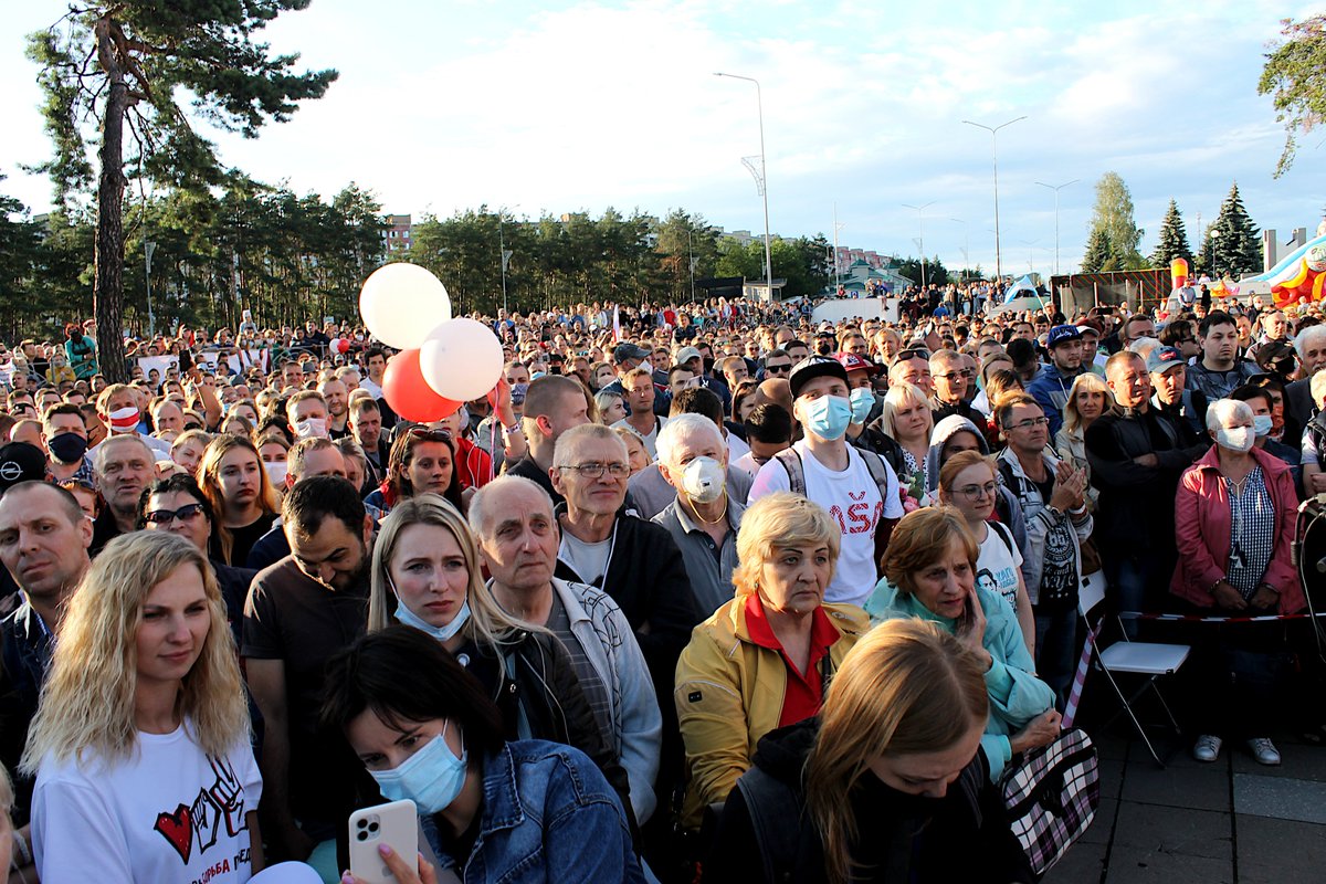  #Belarus.Some of my observations from yday's rally of the united opposition in  #Barysau. Around 5,000 people came, it's a lot for a city of 145k. Definitely one of the largest political rallies that ever happened here. Some travelled from nearby cities to support  #Tsikhanouskaya