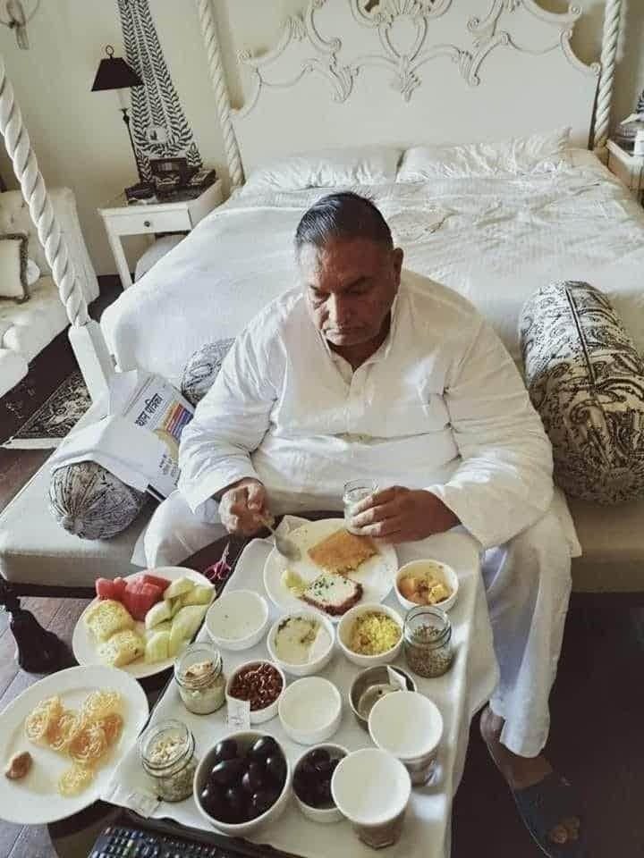 nripendra1784's tweet photo. छप्पनभोग सजा प्लेट में चाय गिलास में 
उतरा है रामराज्य होटल के विधायक निवास में 
#कामकेनाकाजकेविधायकआजके #राजस्थान #Rajasthan https://t.co/i6IKOdycmq