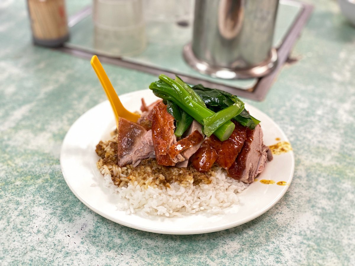 というわけで、百年ぶりに清真惠記で掛爐燒鴨飯加咖喱汁！カレーソースをかけると、美味しさもひとしお。 (@ Wai Kee in Wan Chai, Hong Kong) swarmapp.com/c/l7DMKmXwQVd