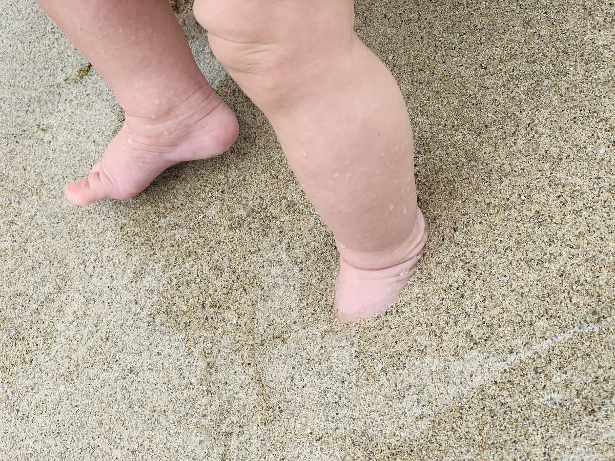 Por la playa 🏖 o por casa, en verano ☀️ o en invierno ❄️: el mejor calzado para los niños es IR DESCALZO.
✅Mejora su propiocepción
✅Les encanta ❤️
✅Les “madura” antes el pie: menos plano y menos valgo.
✅Y si hay que llevar calzado, siempre flexible.