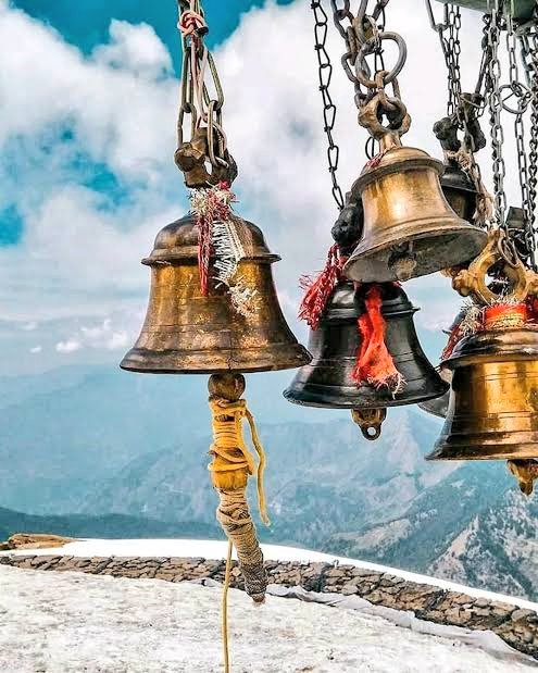 DO YOU KNOW #Thread on Temple Bell The sound of Temple bell is considered auspicious which welcome divinity & dispels evil.Temple bells are made of such metals that produce the sound that is really beneficial for human mind & body. @LostTemple7  @TIinExile