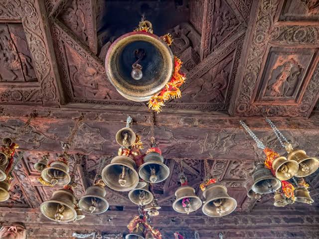 Balance our Mind: The sound created by ringing temple bell balance the right and left parts of our mind that make us think wide and devotional. This makes your mind work in a proper and tension free environment where no worry fears you.