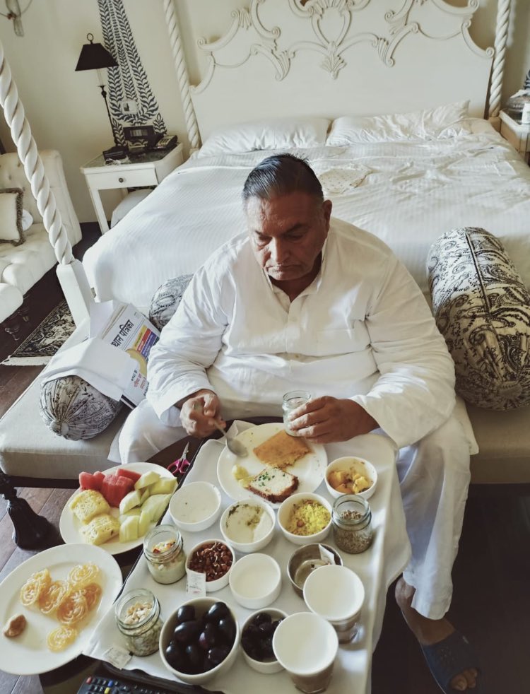 A Congress MLA in Fairmont Hotel. 
#RajasthanPoliticalCrisis #RajasthanPolitics