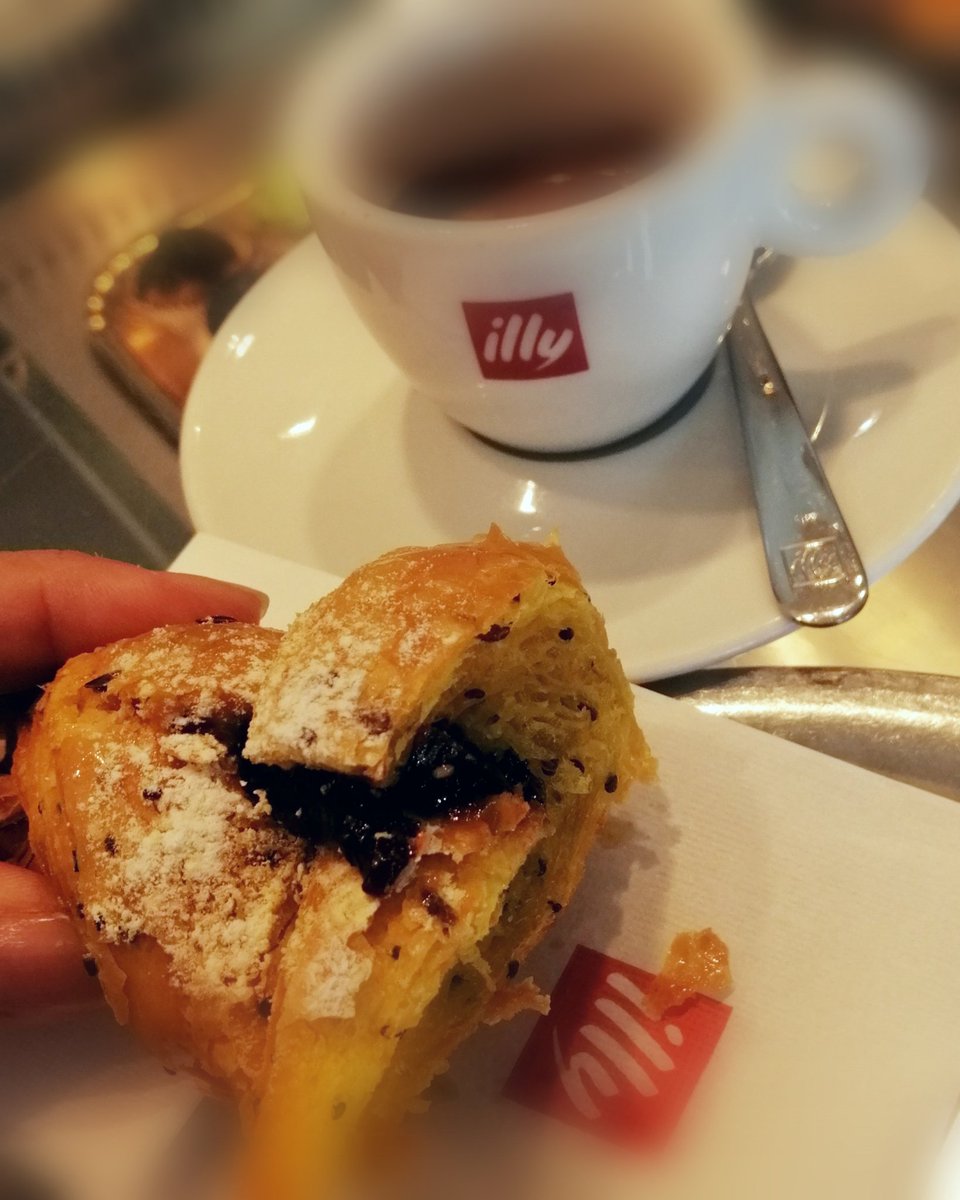 LaConsiglieria's tweet photo. .@amicainviaggio
...che sapore ha la tua migliore #amica? Quello di #mezzo croissant #curcumachiaciliegia appena sfornato, di #un caffè stretto al punto giusto, di #qualche briciola stropicciata sulla camicetta e #tante risate anche alle 8 #pasticceriaducale #susegana
@illyIT https://t.co/8H1Pp74vrD