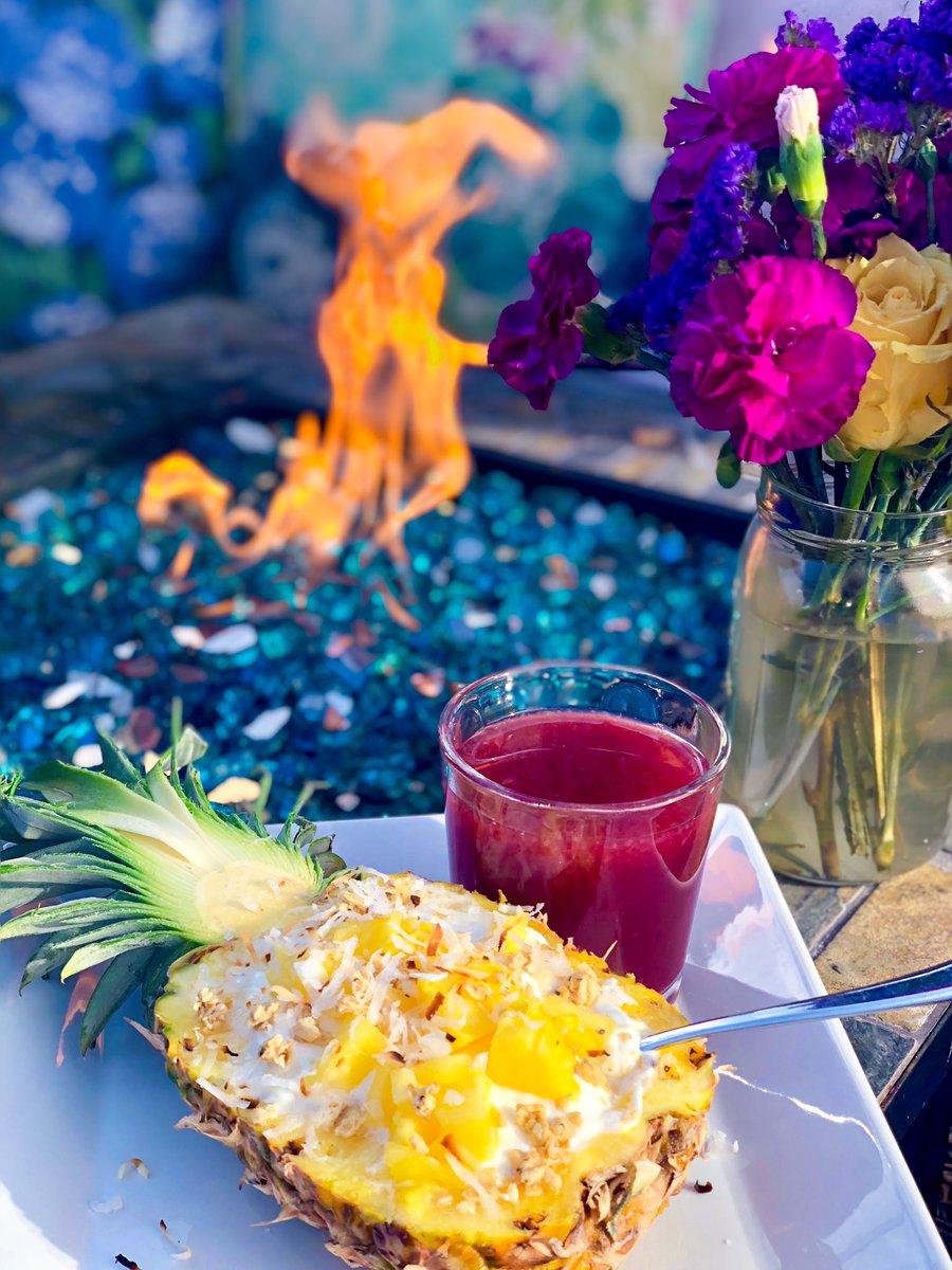 therosetable's tweet image. Want to feel like you’re on vacation this weekend? Girl, same. 🌴 One little luxury i love to recreate at home is my resort-worthy pineapple yogurt bowl! 🍍

Recipe: therosetable.com/2019/02/03/pin…

#RecipeOfTheDay #vacationathome