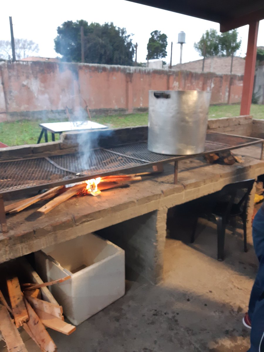 SolidarioMonte's tweet photo. # JUEVES SOLIDARIOS , PESE A LA LLOVIZNA PUDIMOS ENTREGAR MAS DE 250 PORCIONES A NUESTROS VECINOS # 🇦🇷🇦🇷🇦🇷🇦🇷 https://t.co/Fx4k7fWiXk
