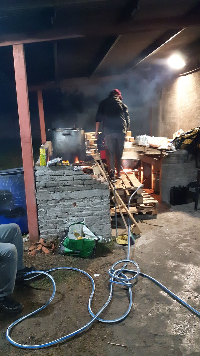 SolidarioMonte's tweet photo. # JUEVES SOLIDARIOS , PESE A LA LLOVIZNA PUDIMOS ENTREGAR MAS DE 250 PORCIONES A NUESTROS VECINOS # 🇦🇷🇦🇷🇦🇷🇦🇷 https://t.co/Fx4k7fWiXk