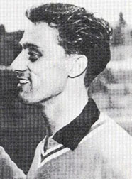 SABÍAS QUE... En 1957, el futbolista inglés Peter Corthine se encontraba haciendo el servicio militar británico en SingapurDurante su servicio, jugó la Merdeka Cup para nuestra selección en septiembre y terminó siendo goleador del torneo (7 goles en 5 partidos)