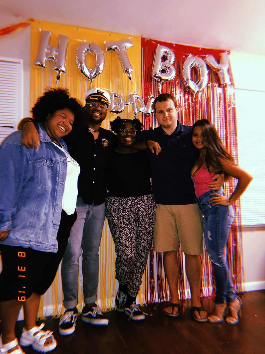 jmuse_png's tweet photo. The hot boy bday party was lit #dontremembermuch https://t.co/TXsbLssjN9