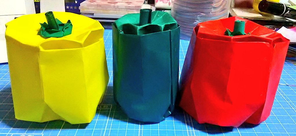 しおりん على تويتر 立体 ピーマン パプリカを動画を見ながら折ってみました だーちゃん オリジナル 折り紙 折り紙作品