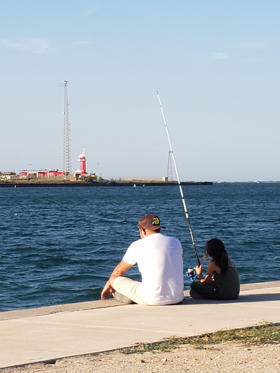 CShell909's tweet photo. She really wanted to catch a baby fish. #daddysgirl #perfectcatch #saltlife #meltsmyheart https://t.co/M61UfeQSKA