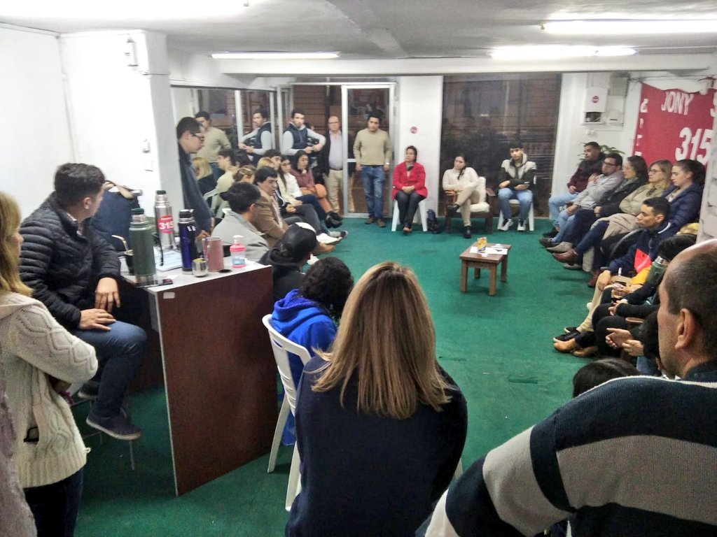 Lista315Salto's tweet photo. Gran participación de #Jovenes315 acompañados por algunos dirigentes de experiencia con quienes intercambiamos sobre varios puntos del Programa de Gobierno #GermanIntendente !!!

🔴 #VamosJovenes #VamosGerman #Vamos315 🔴 https://t.co/f5nRPUp6uL